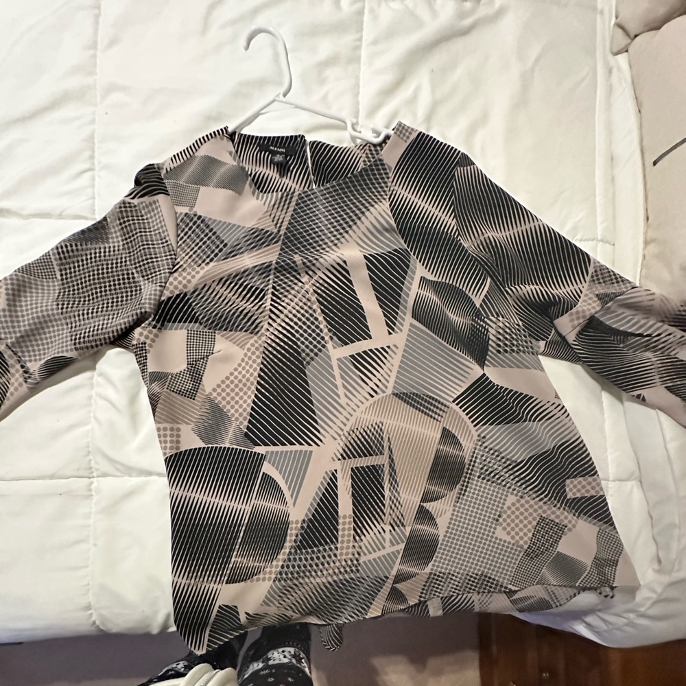 Flowing sleeves and pattern